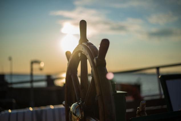 Das Steuerrad eines Schiffes ist zu sehen.